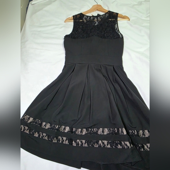 GUESS Los Angeles Lace Detail Prom Cocktail Party Wedding Dress w/cups- Size 4 - Picture 1 of 12